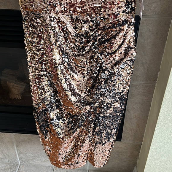 Sequin Mock Neck Cocktail Dress
DONNA MORGAN FOR MAGGY - Picture 6 of 7